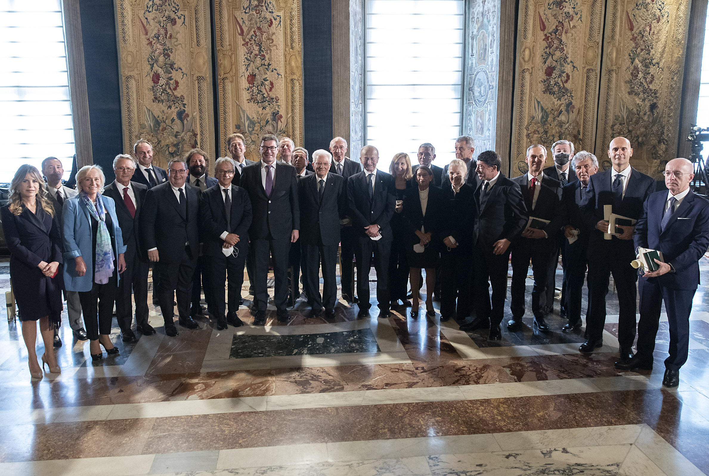 Il Presidente Sergio Mattarella con i nuovi Cavalieri del Lavoro nominati il 2 giugno 2020