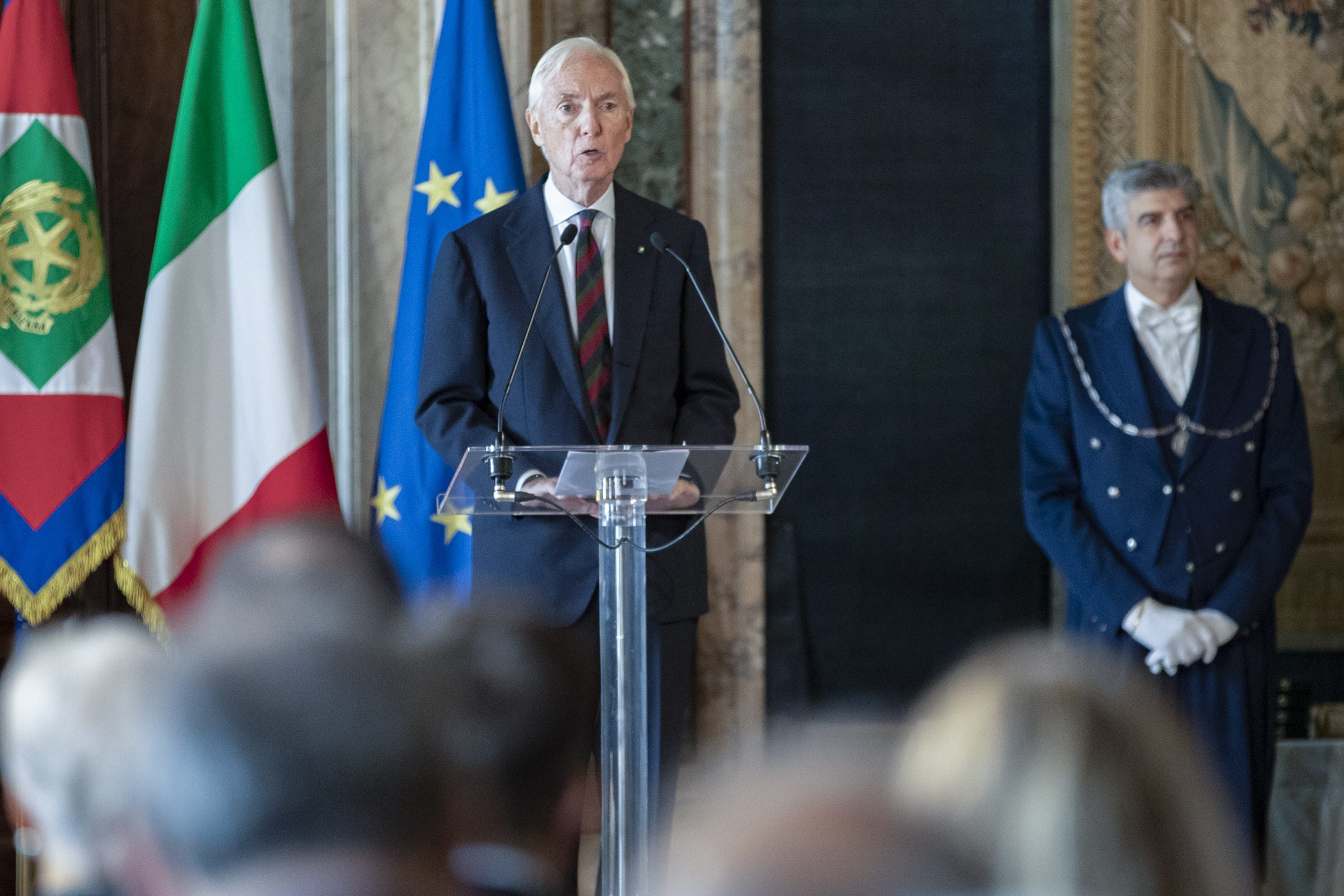 Il Presidente della Repubblica Sergio Mattarella durante l'intervento di Lorenzo Sassoli De Bianchi, Vice Presidente - Rappresentante del Presidente della Federazione Nazionale Cavalieri del Lavoro