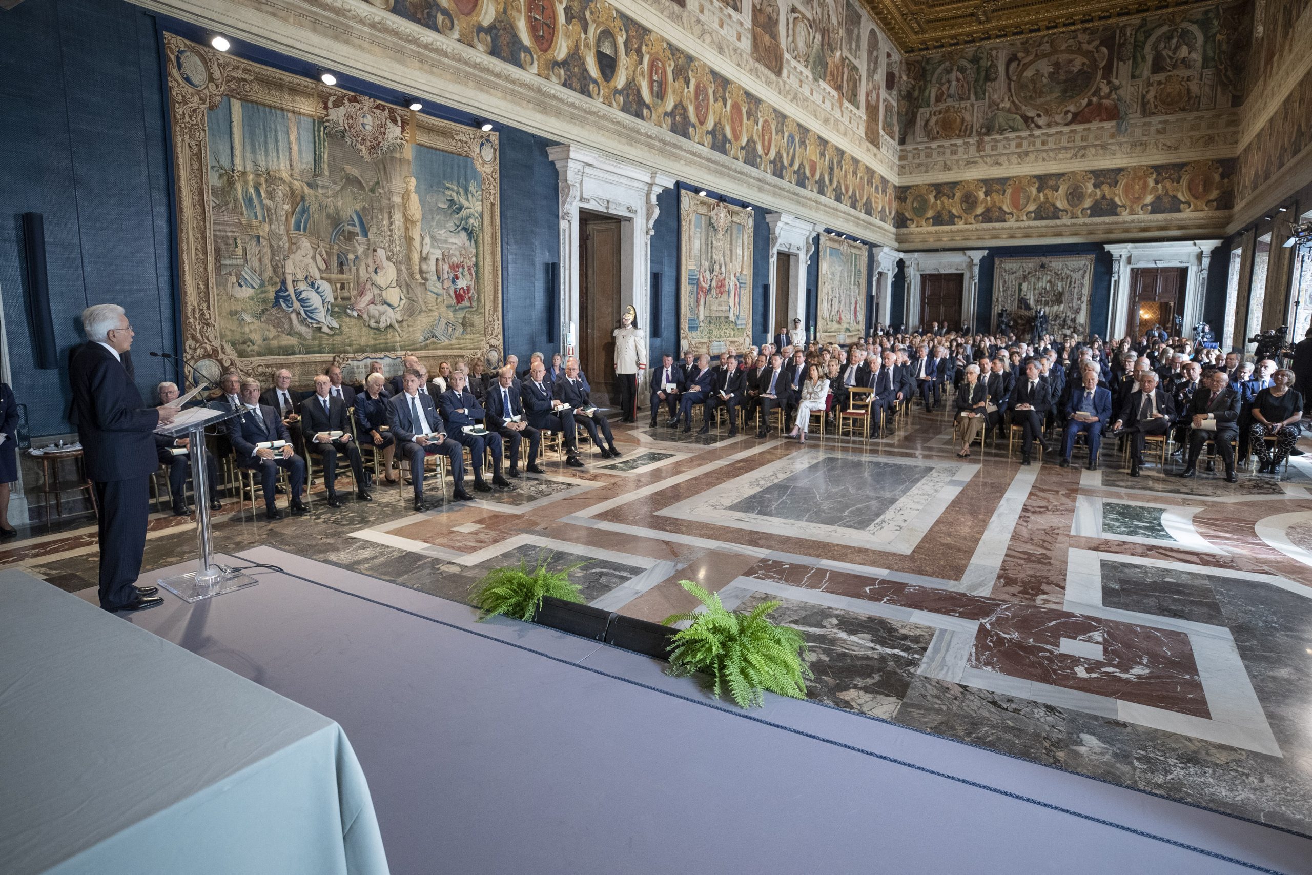 l Presidente della Repubblica Sergio Mattarella durante il suo intervento alla cerimonia di consegna delle insegne di Cavaliere dell’Ordine “Al Merito del Lavoro”