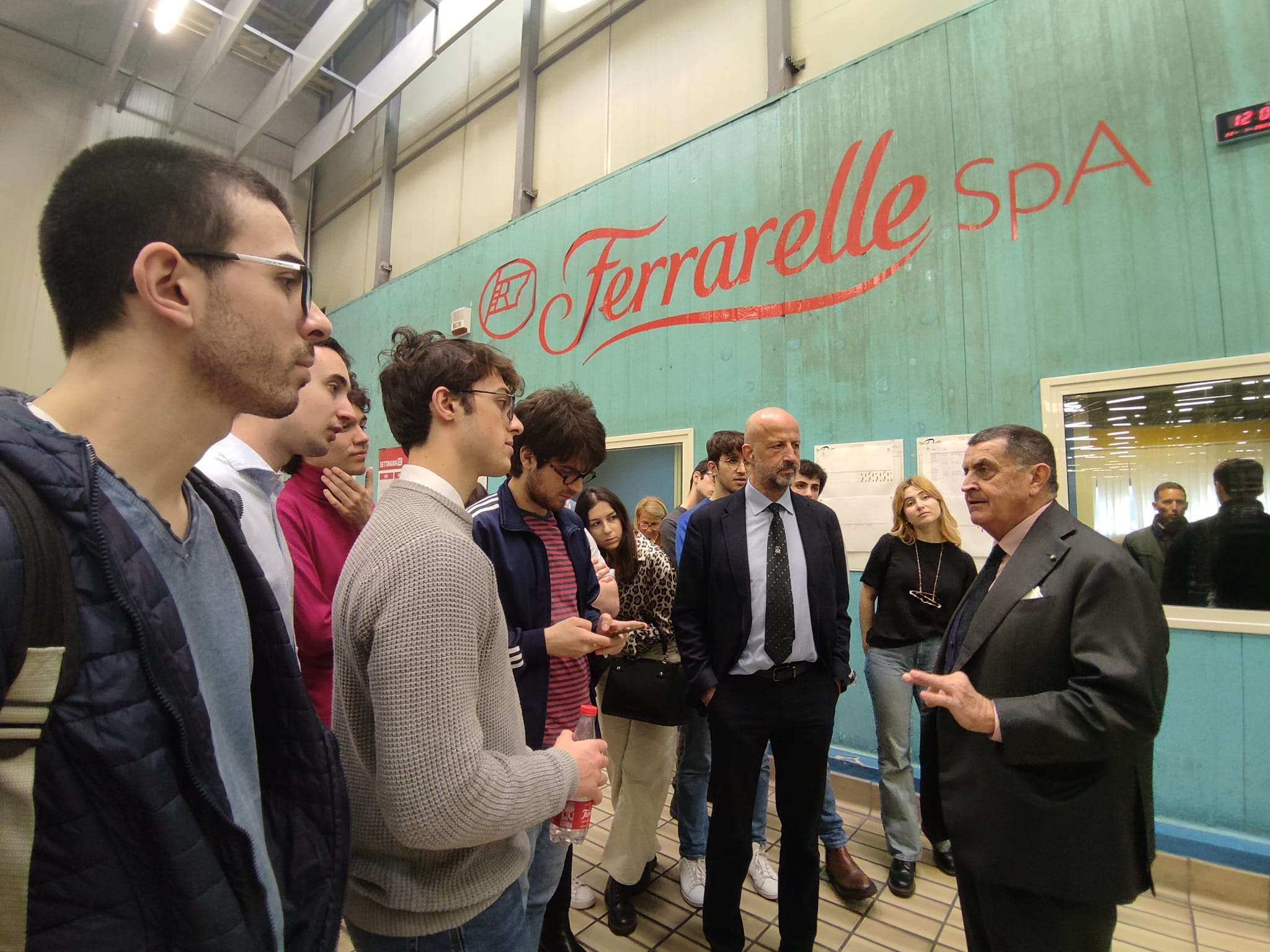 Studenti Lamaro Pozzani in visita stabilimento Ferrarelle _ Cav. Lav. Carlo Pontecorvo