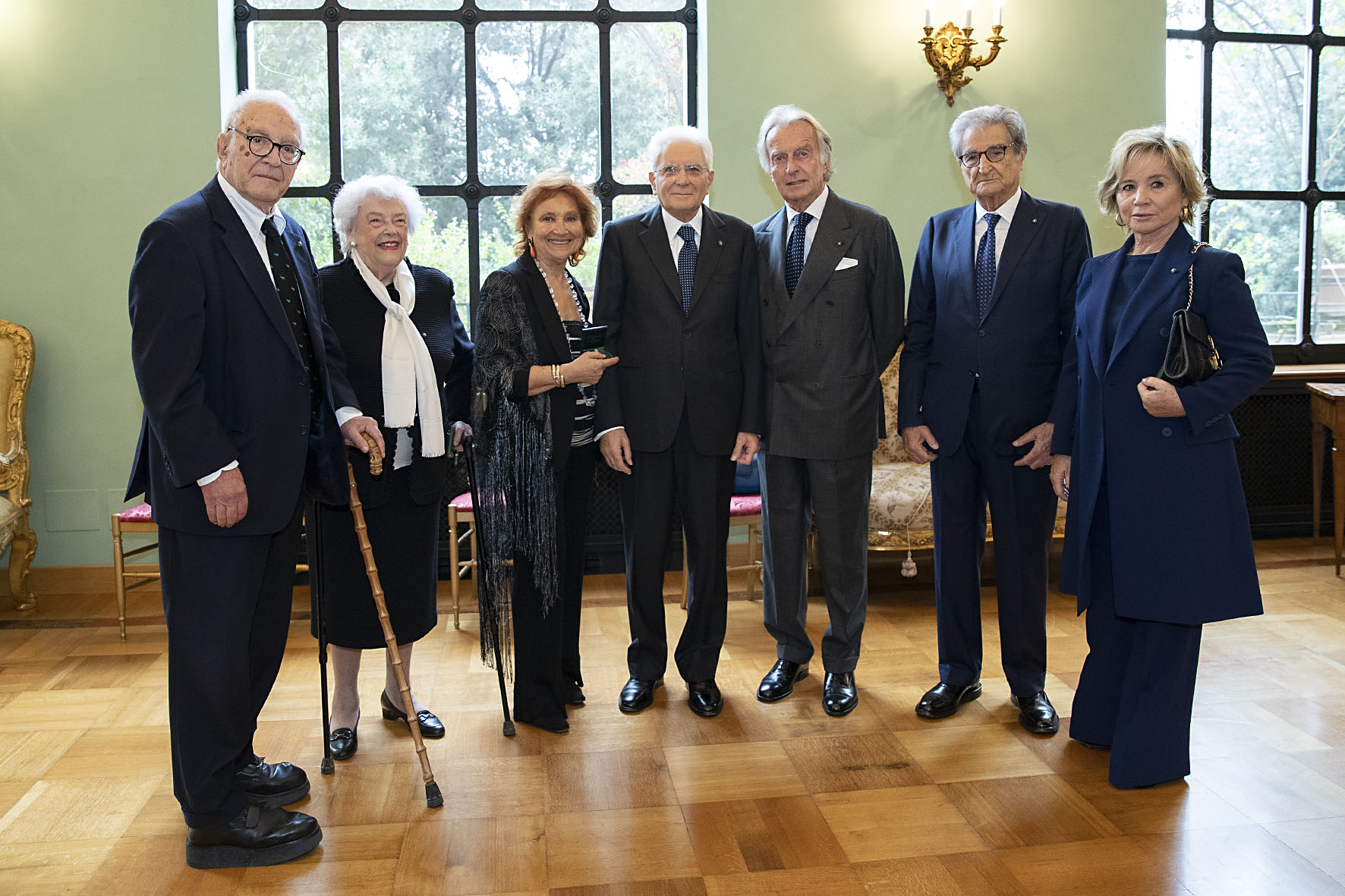 Il Presidente della Repubblica Sergio Mattarella con Cavalieri del Lavoro che appartengono all’Ordine da 25 anni