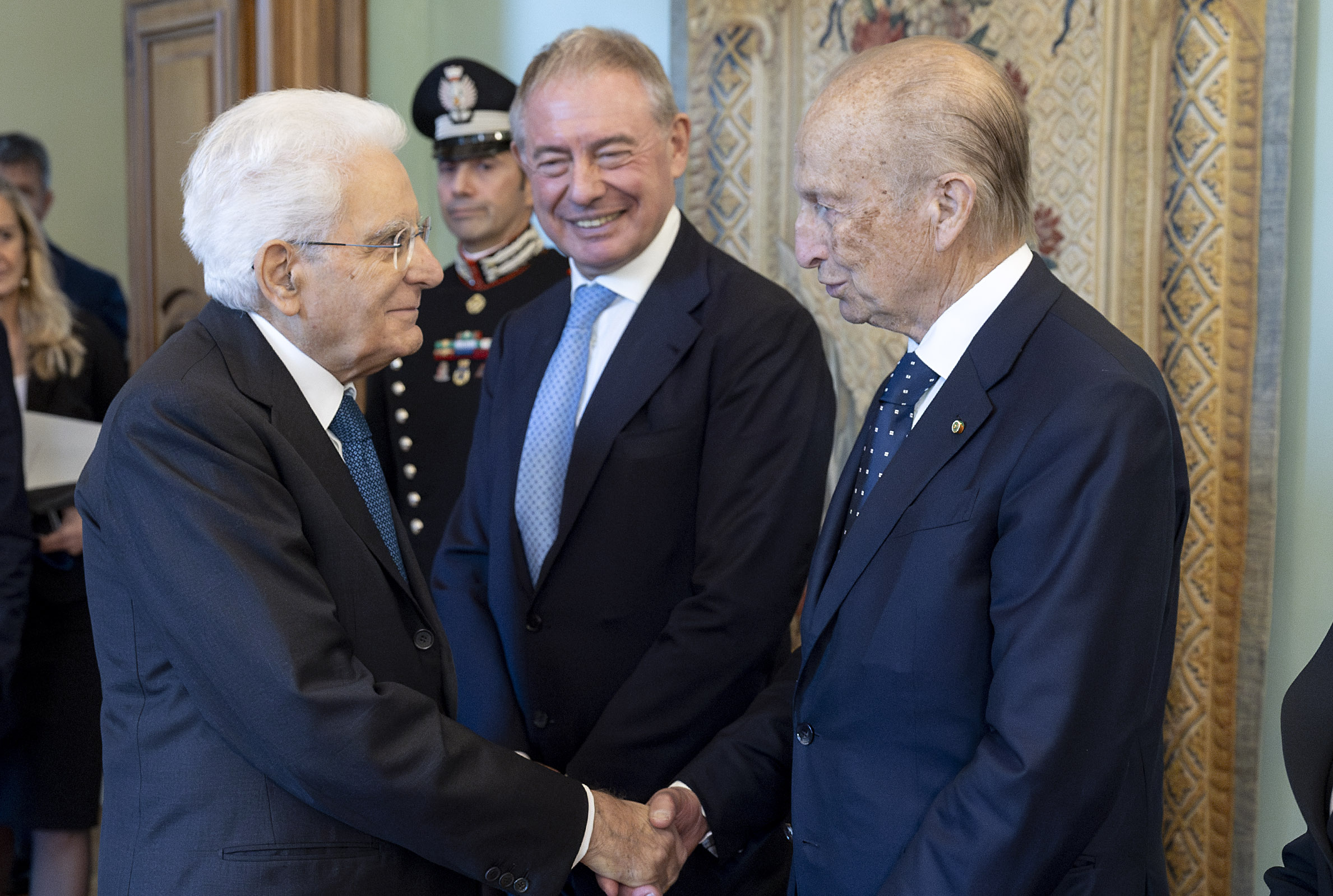 Il Presidente Sergio Mattarella saluta e il Cav. Lav. Maurizio Sella, Presidente della Federazione Nazionale Cavalieri del Lavoro e Adolfo Urso, Ministro delle imprese e del made in Italy,